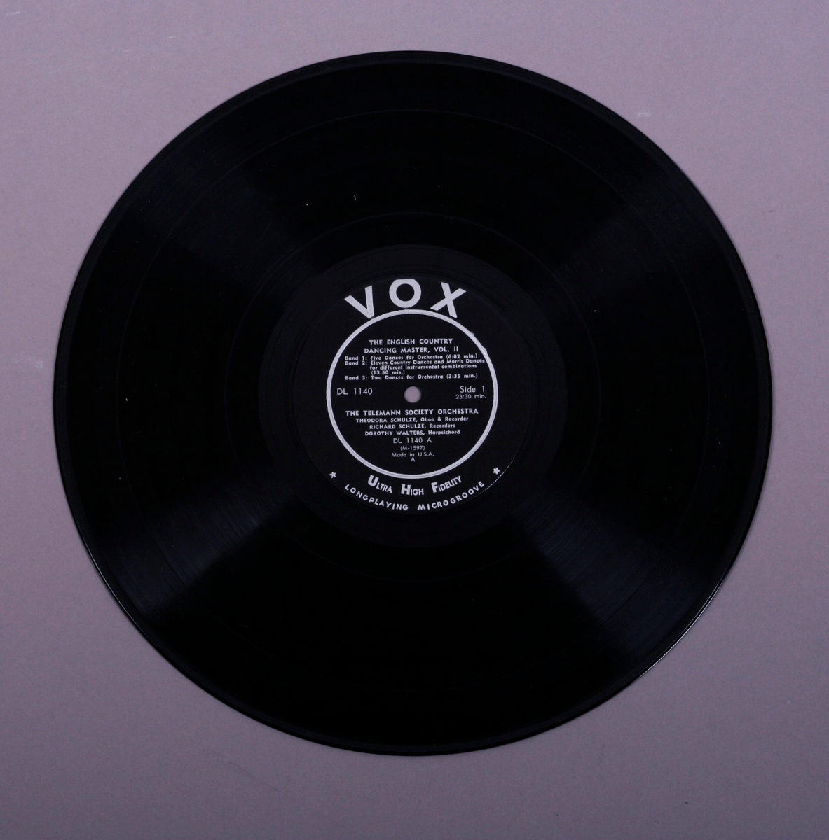 Grammofonplate i svart vinyl og dobbelt plateomslag i papp.