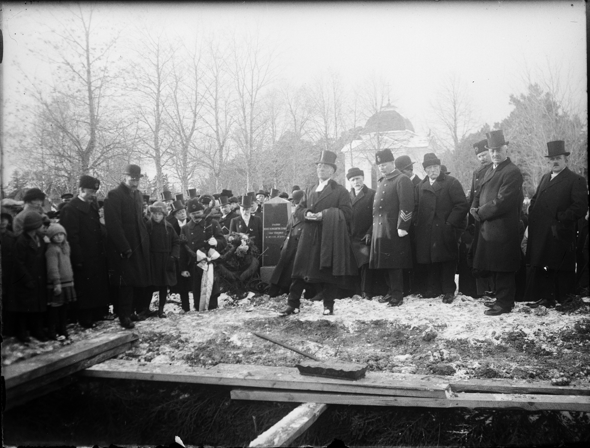 Begravning på Öregrunds kyrkogård. Begravning av sjömän som drunknade då den Holländske ångaren Cornelis gick under utanför Gräsö, Uppland 1922