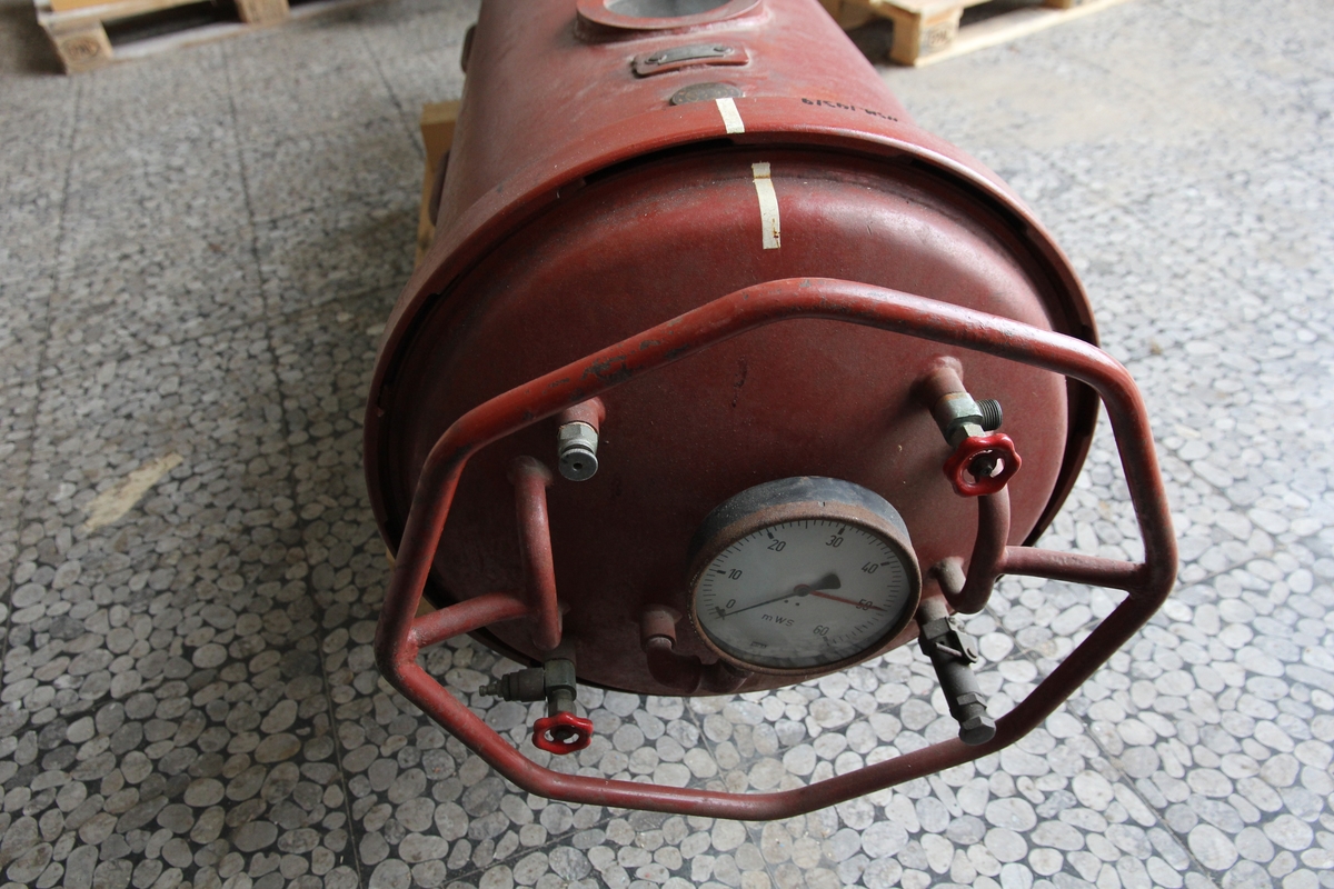 Rørliknende beholder der lokk i enden kunne skrues av. Pasienten ble lagt inn i kammeret (ved trykkfallsyke), trykket ble øket inne i kammeret ved hjelp av trykkluft gjennom ventil i lokket mens en observatør så på pasienten gjennom et lite vindu. Så ble hele kammeret med pasient fraktet til nærmeste sykehus med stort kammer (Bergen eller Horten).