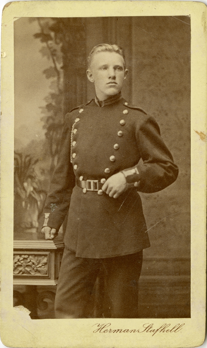 Porträtt av Iwar Henrik Oscar Walfrid Wickström, volontär vid Jönköpings regemente I 12.