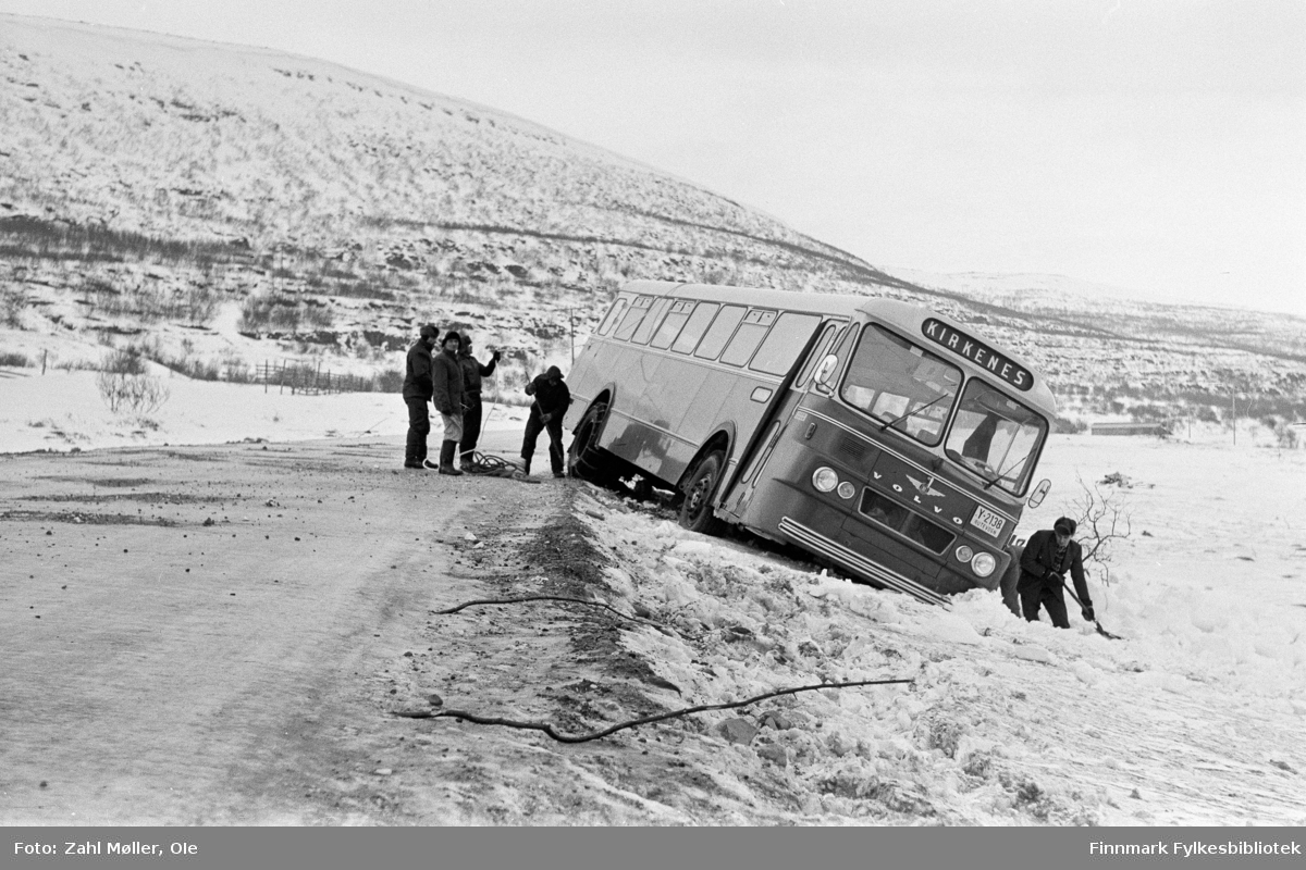 Busshavari mellom Vadsø og Kirkenes, muligens i Nord-Varanger. Bildet er tatt  15.2.1967.