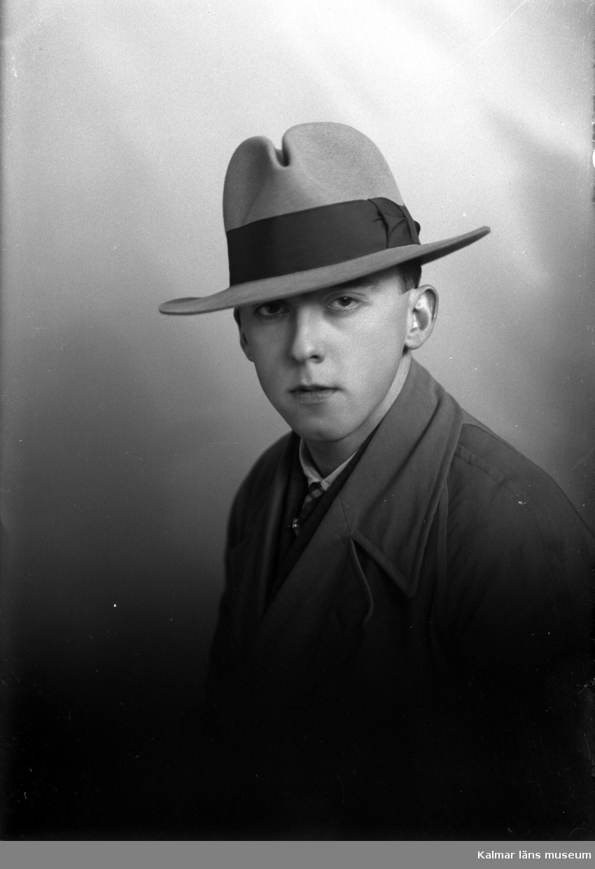 Ateljébild på en man i rock och hatt. Beställare till bilden: Alf Linde ifrån Kalmar.