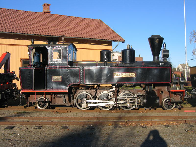 Damplokomotiv kalt Setskogen. I bagrunnen Urskog-Hølandsbanens okergule stasjonsbygning.