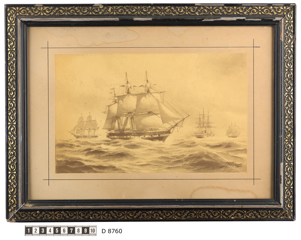 Denna reprofotografi efter en målning av Jacob Hägg föreställer segelfregatter och korvetter under segel, sannolikt fregatterna Eugenie, Vanadis, och Norrköping samt korvetten Balder.