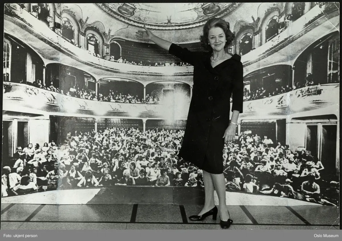 montasje: portrett, kvinne, skuespillerinne, Nationaltheatret, interiør, salong, barn, publikum på "Reisen til julestjernen"