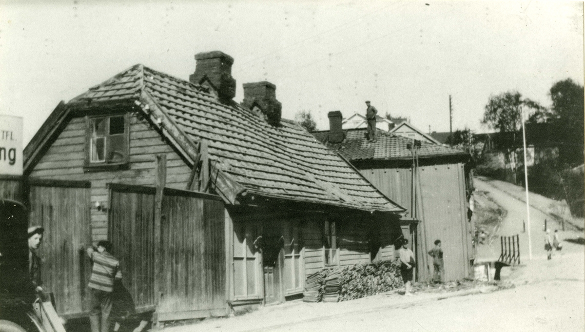 Fredrikstad. Vestsiden. Seierstensgaten 4, under riving i 1926. Prætoriusbroen (Prætoriusbroa) (rekkverk i høyre bildekant),  Heimdals gate. (Gullichsbakken) og St, Hansfjellet i høyre bildekant.