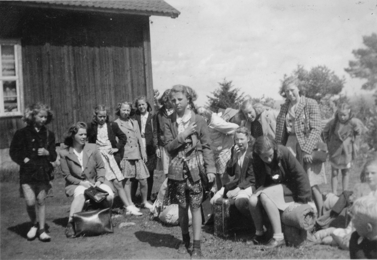 Yngres leir i regi av Indremisjonen.  Flateby i Enebakk 1946. Noen av deltakerne ble fraktet med lastebil til leiren. Det var også barn fra Nannestad og skedsmo. Disse er ukjent.