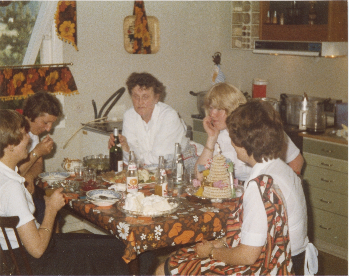 Serveringsdamer tar en pause med kaffe og kaker – konfirmasjonen til Kari Helene Braate. 1978.