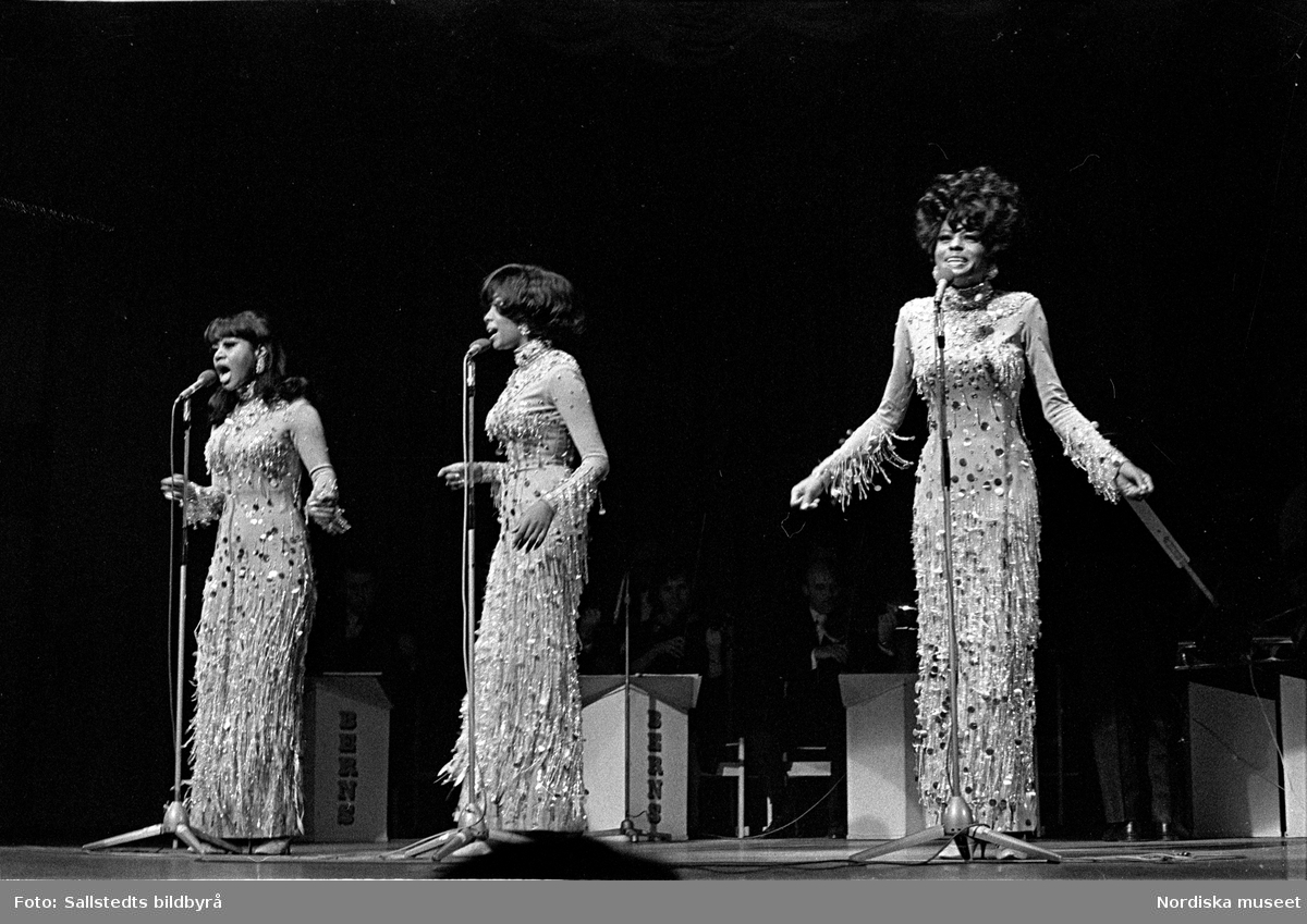 Sånggruppen The Supremes framträder på Berns i Stockholm.