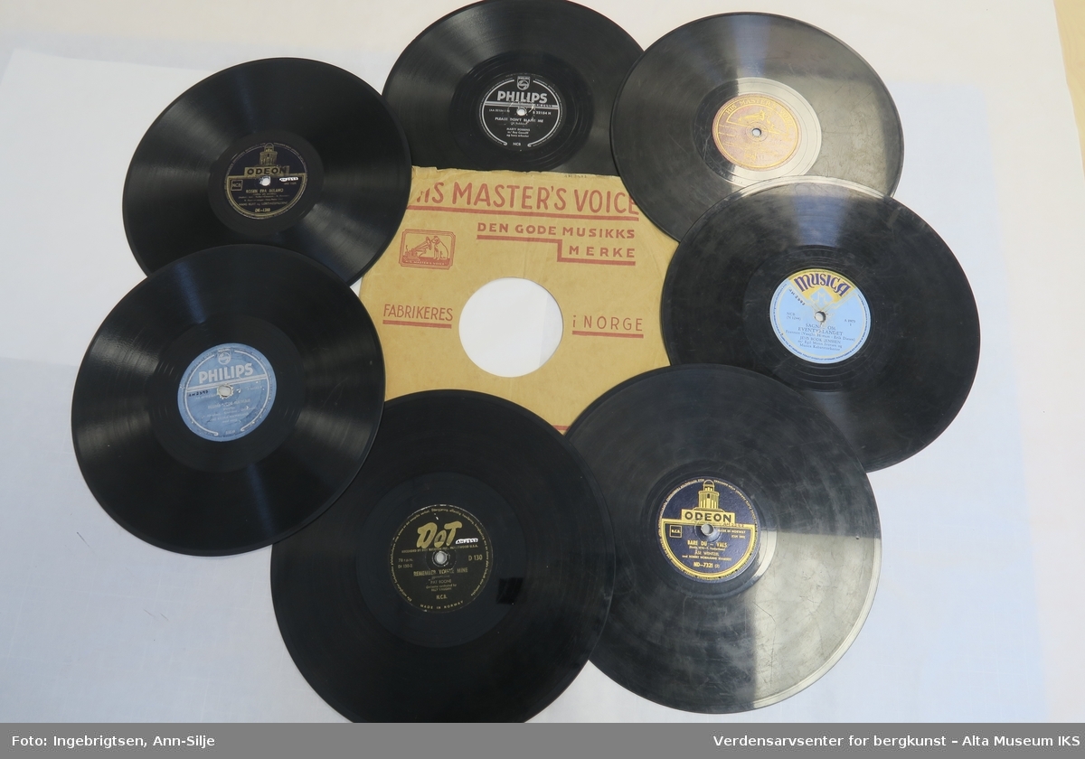 Førti grammofonplater 78', i plateomslag av papir.