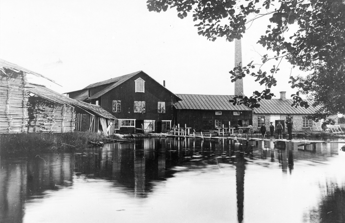 Hedesunda Industri AB, Ölbo.
Firman bildades 1908 och nedlades 1959. Där drevs såg, snickerifabrik, kvarn och en tid även mekanisk verkstad. Det var då Hedesundas största industri med ibland över 100 anställda. Efter 1959 inrymdes där en keramikfabrik något år tills fabriksbyggnaden brann ner.