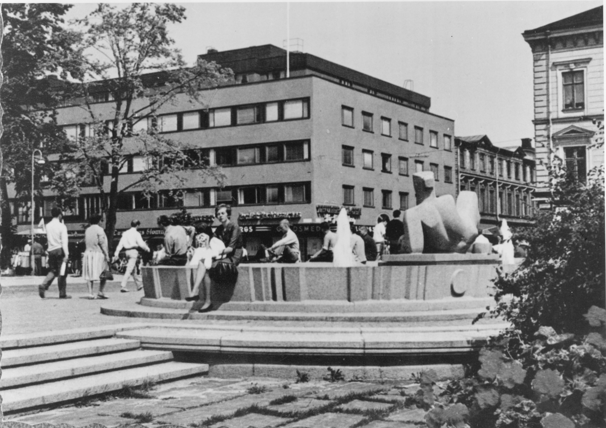 Gävle stad – Norr, Esplanaden.
Erik Grates skulptur Gudinna vid Hyperboreiskt hav vid Rådhustorget.
