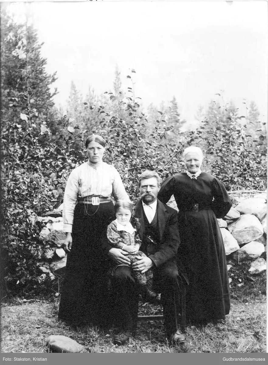 Rasmus Gjerdet, Grasmo, (f. 1867) med familie ca. 1915