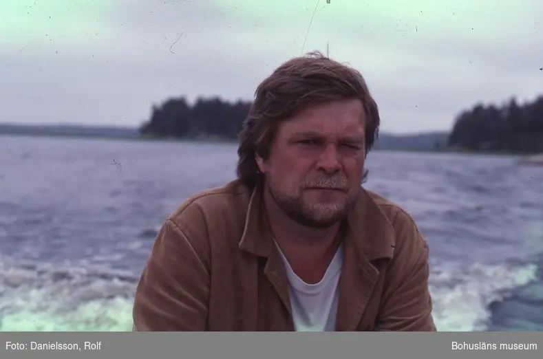 Byggnadsantikvarie Rolf Danielsson i en båt på en sjö på Kynnefjäll