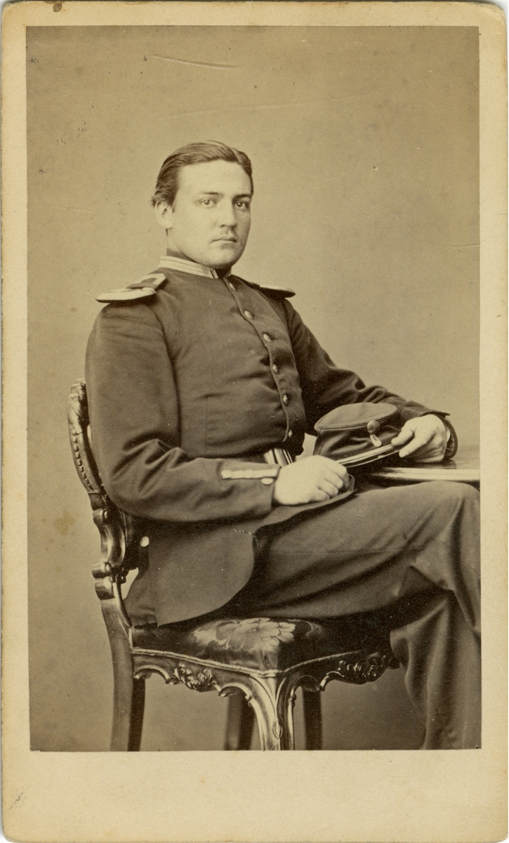 Porträtt av Johan Gustaf Philip Marc Jennings, officer vid Upplands regemente I 8.

Se även bild AMA.0009432 och AMA.0009557.