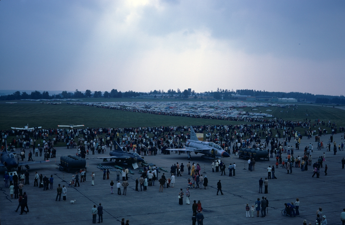 Flygdagen på Malmen den 10 september 1972. Publik och utställning på flygfältet. Bildserie.