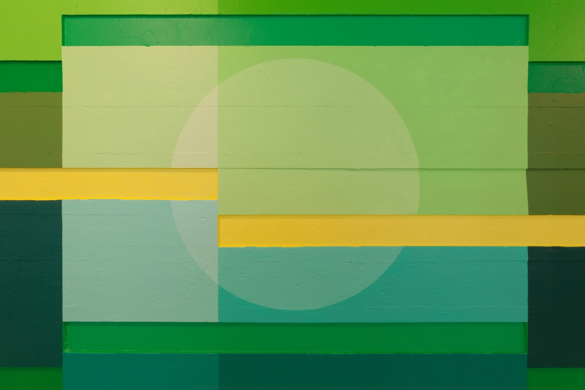 Veggmaleriet er en farge-orkestrering av arkitekt Erik Fastings relieff fra 1967. Veggmaleriet fortolker denne strukturen gjennom å fargesette flatene mellom de horisontale linjene. De tre gjentatte rapportene danner tre tydelig atskilte fargerom.
Fra venstre: gul/rødoransje, gulgrønn/blågrønn, lys blå/mørk blålilla. En brutt midtlinje i lys gul gjennom hele forløpet binder det hele sammen. Det indre/mindre forløpet består av delvis transparente svarte og hvite fargefelter som ligger over det større forløpet. På de tre lyseste feltene er det satt inn lysere sirkler.