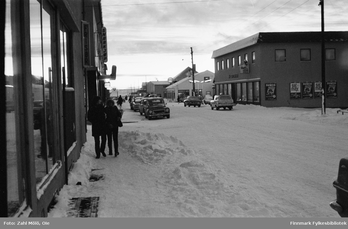 Vadsø, desember 1967. Juletrafikk i Vadsøs gater.