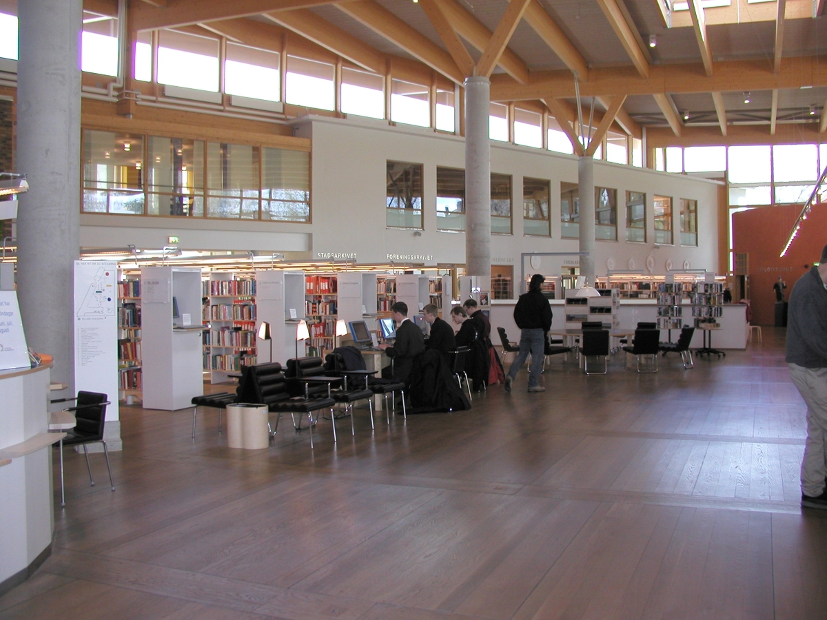 Interiör av Stifts- och landsbiblioteket, de publika bokningsbara internetdatorerna med forskaravdelningen i bakgrunden.
Arkitekten Johan Nyrén ritade förslaget Vända sida och invigningen var 2000-03-16. Byggnadens rena naturmaterial speglar ett ekologiskt tänkande. Under Arkitekturåret 2001 valdes biblioteket till Linköpings mest populära moderna byggnad.