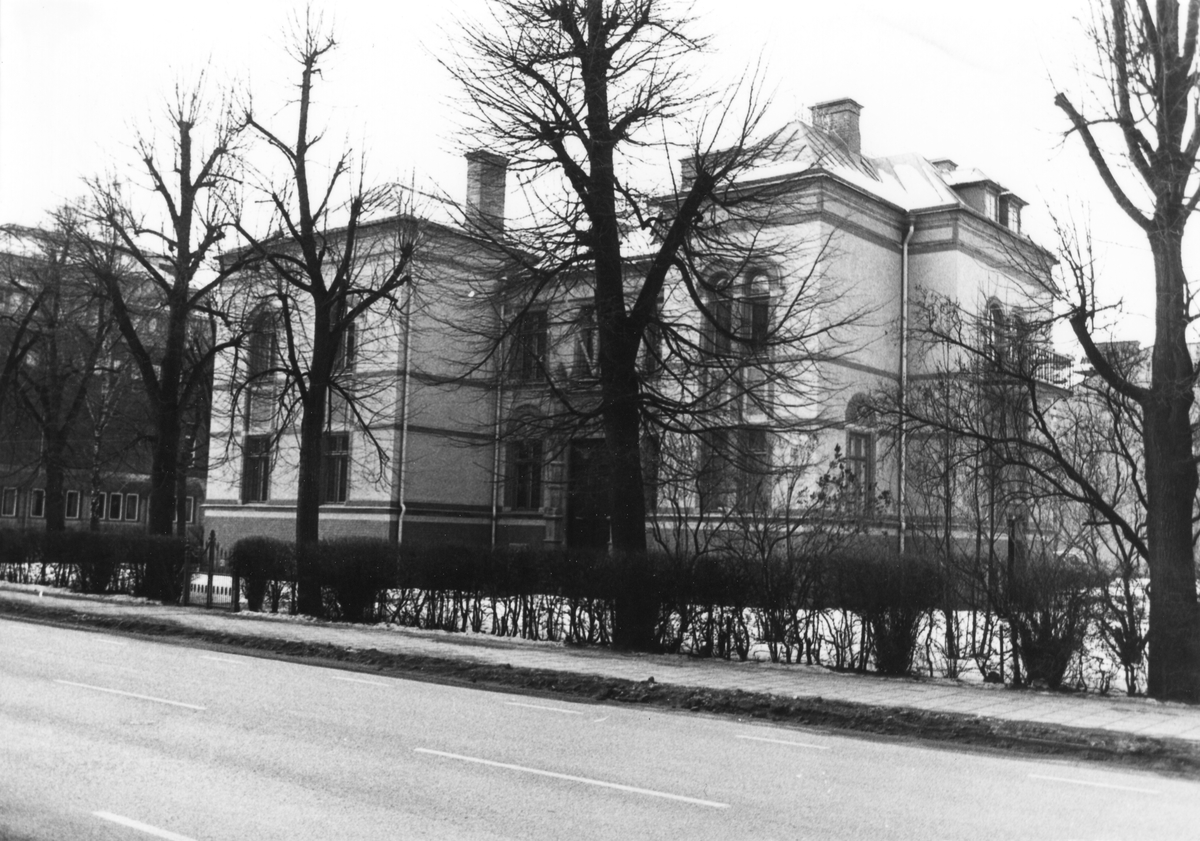 Byggnaden uppfördes 1899-1900 av bankdir. Berhard Söderbaum (1851-1926), ägdes 1912-1935 av rådman Richard Hultmark (1867-1935), sedan av konsul K. A. Ullholm (1890-1974) och efter honom av svärsonen Sture von der Burg.