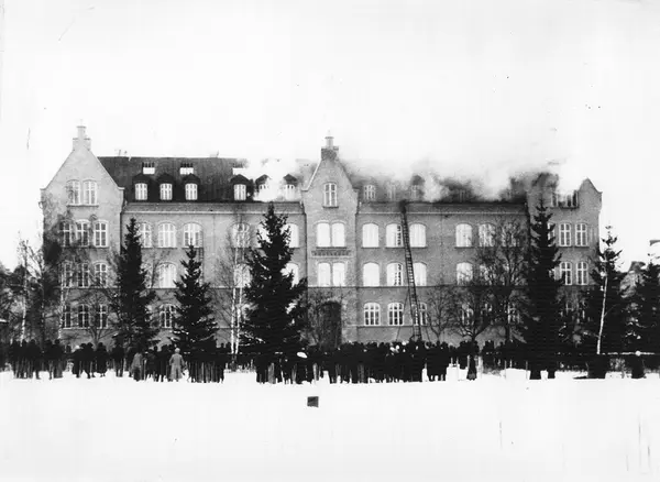 Linnéskolan Brinner. Skolan Byggdes 1896-98. 1983 Blev Skolan ...