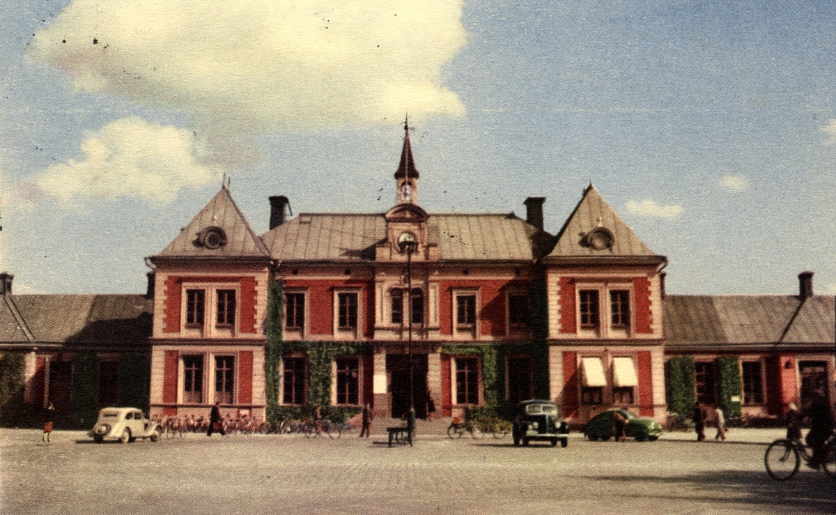 Centralstationen i Linköping. Bilar, cyklar och människor utanför järnvägsstationen.
Byggnaden uppfördes 1871-72, invigd 15 oktober 1872,  i nyrenässans efter ritningar av Adolf Wilhelm Edelsvärd. Byggmästare var Jonas Jonsson och Anders Lundkvist.