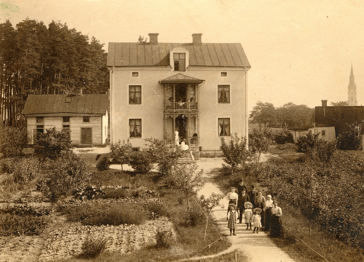 Orig. text: Det första huset i Rydalen eller Rydalslyckorna som det då hette byggdes år 1901. Huset fick namnet Hamra 2 efter Hammarqvist som byggde huset, senare namn Parkgatan 3.