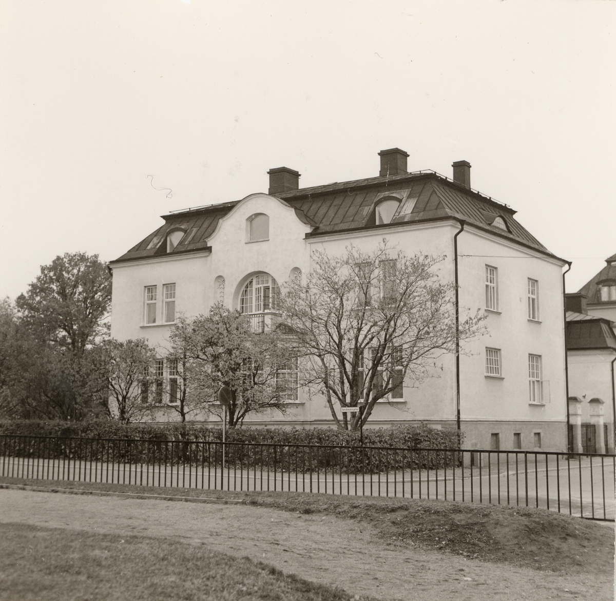 Orig. text: Linköping Klosterg. 68. Okt -71.

Vid korsningen med Sandbäcksgatan.
Grevellska villan byggdes 1902, arkitekt Sigurd Westholm, den revs när Hotell Ekoxen byggdes i början på 1970-talet.