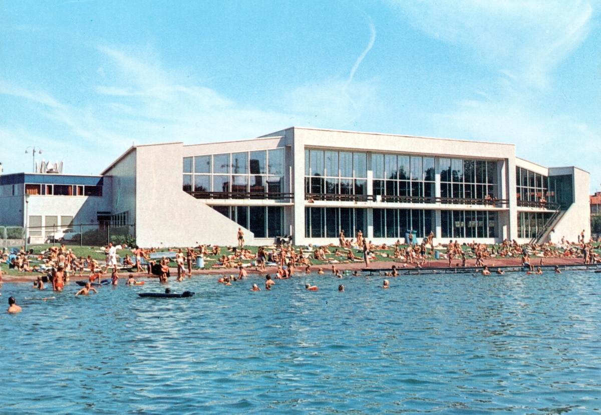 Orig. text: Linköping. Tinnerbäcksbadet.

Tinnerbäcksbadet öppnades den 19 juni 1938. Byggnaden är simhallen som ligger jämte med Tinnerbäcksbadet.