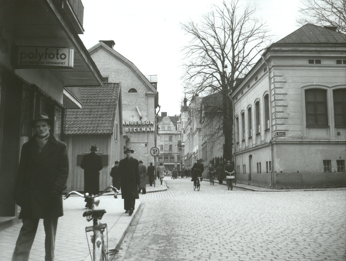 Platensgatan mot Stora Torget. Anderson Beckman fanns 1955.