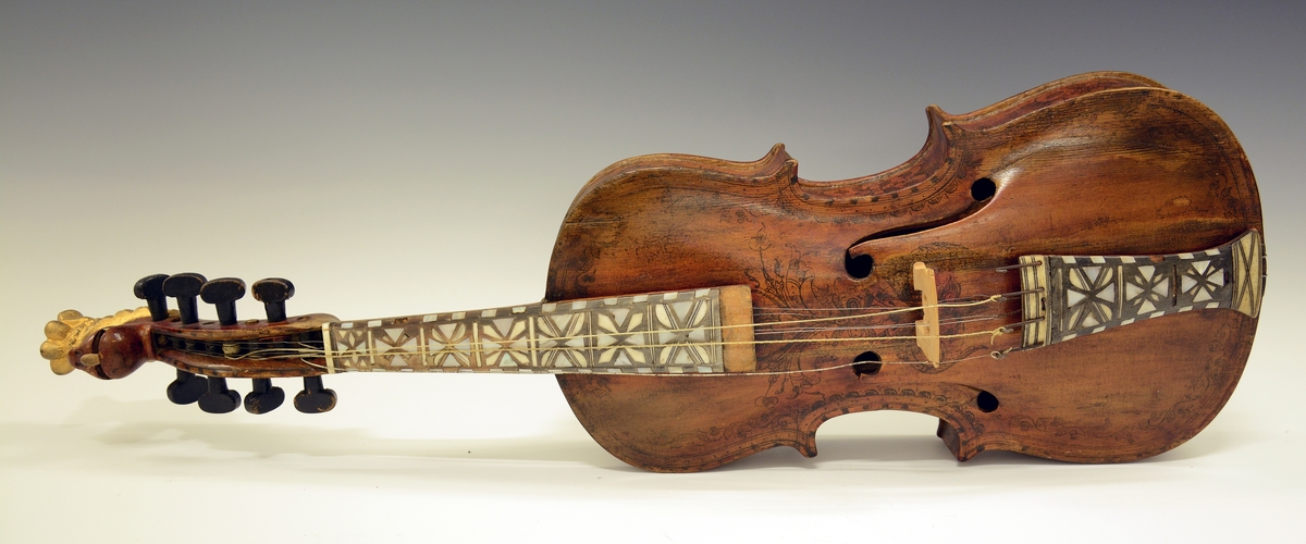 Fra protokollen: Hardingfele av den eldre, smale typen. Bruleggjingi stjerneforma, raud ferniss, stillepinnar og hovud spm vane (Hovudet nygylt). Paa merklappen inni stend: Fabrikeret af Erik Johnsen Helland i Bøe 1838. (Aarstalet ber merke av aa vera retta, serleg seinste siffer; papiret under aarstalet er vekkskrapa og talet uppnya paa berre treet.). Lok av gran, trojsk av hegg, botn av svartor, hovud av bjørk.