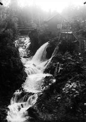 Gjøvik, ukjent sted, foss med bru og mølle/kvern med vannren