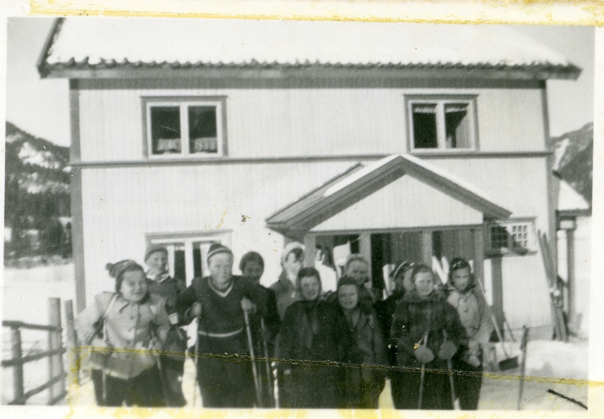 Elever fra Dølven skole på skitur. Her foran et privathus.