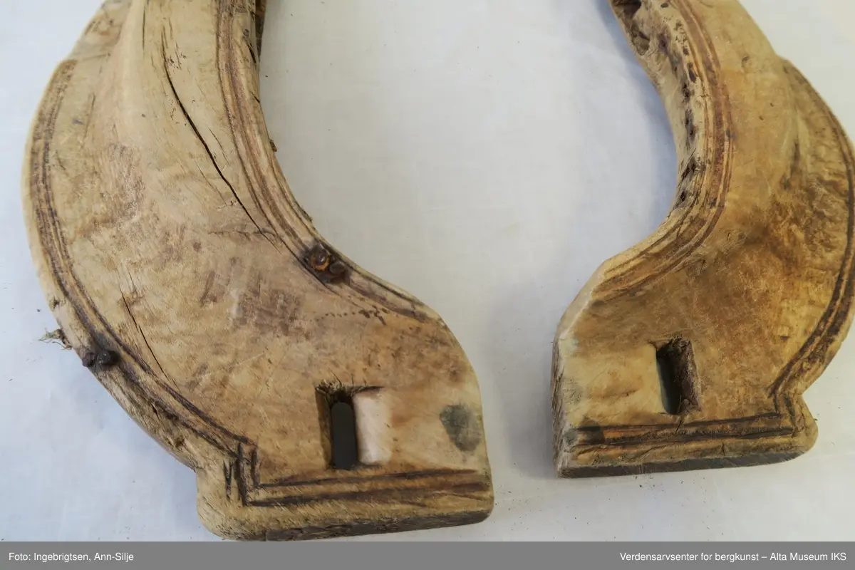 Bogtre, eller treklave, for okse. To avlange trestykker som er flat og buet i tykkeste ende. Midt på bogtreene er det to hull på langs til å tre seletøy gjennom. Bogtreene er knyttet sammen av lærreim øverst. I den nedre avslutningen er den firkantet med hull midt i. Langs kantene på begge trestykkenes fremside er det risset inn dekorlinjer.