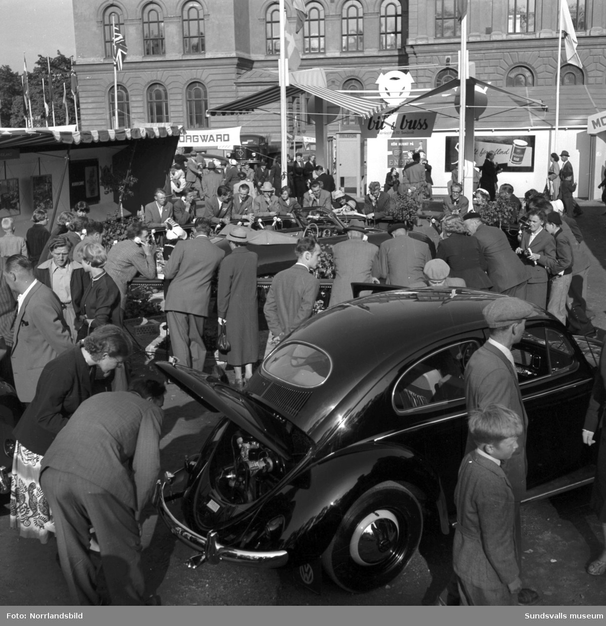 Bil & Buss monter vid Sundsvallsmässan 1954. Olika modeller av Volkswagen och Scania Vabis.