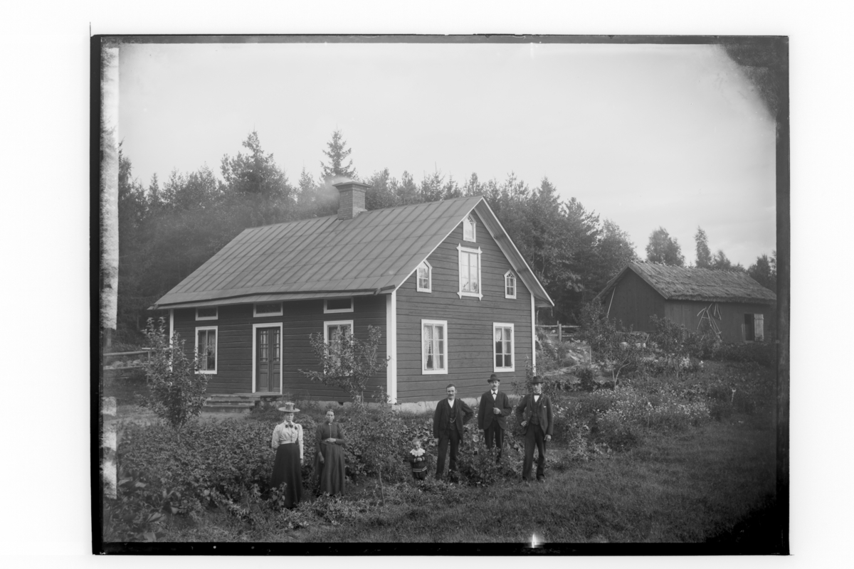 Hagalund, Ekeby. Bostadshus, 6 personer. Carl Edvard Johansson - Örebro