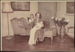 Wenche Foss med sine to sønner.