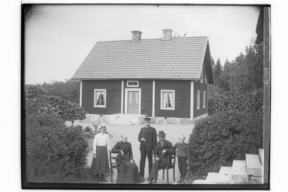 Envånings parstuga, familjegrupp 5 personer framför stugan.
Viktor Larsson.