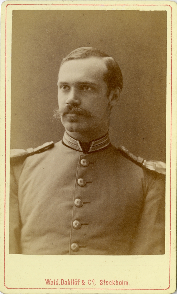Porträtt av Thomas Nyström, officer vid Fortifikationen.

Se även bild AMA.0009672 och AMA.0021710.