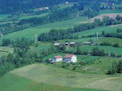 Flyfoto, Lillehammer, gårdsbruk Nordre Ål, med Gamlevegen mi