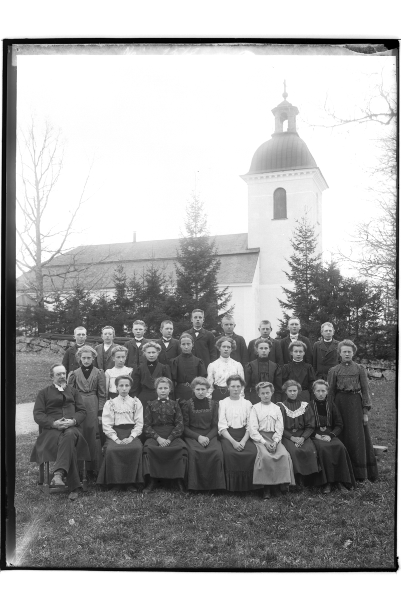 Lillkyrka kyrka, kyrkobyggnad.
Konfirmander, 24 läsbarn och en präst.