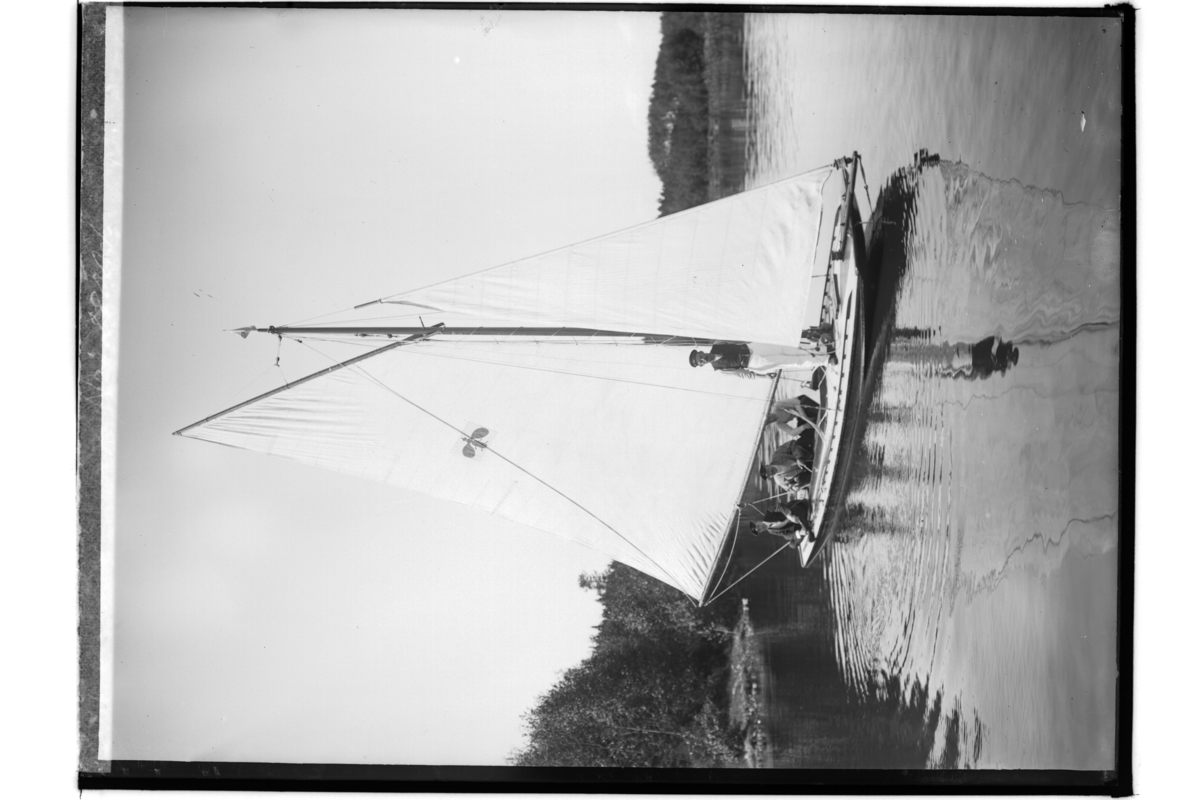 Segelsällskapets första segling i juni 1908 på Hjälmaren.
Ingenjör C. Löfgrens segelbåt, 4 personer.