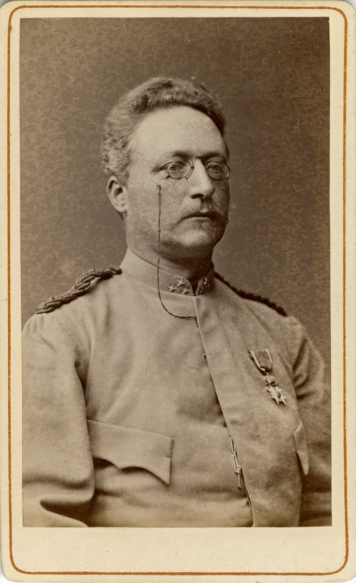 Porträtt av Carl Vilhelm Lorentz Stolpe, kapten vid Fortifikationen.
Se även bild AMA.0007848.