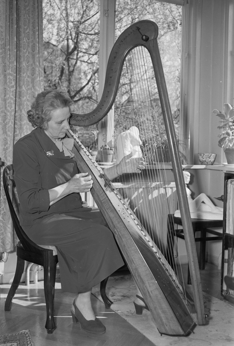 Kvinna spelar harpa, reportage i Tidningen Upsala, maj 1954