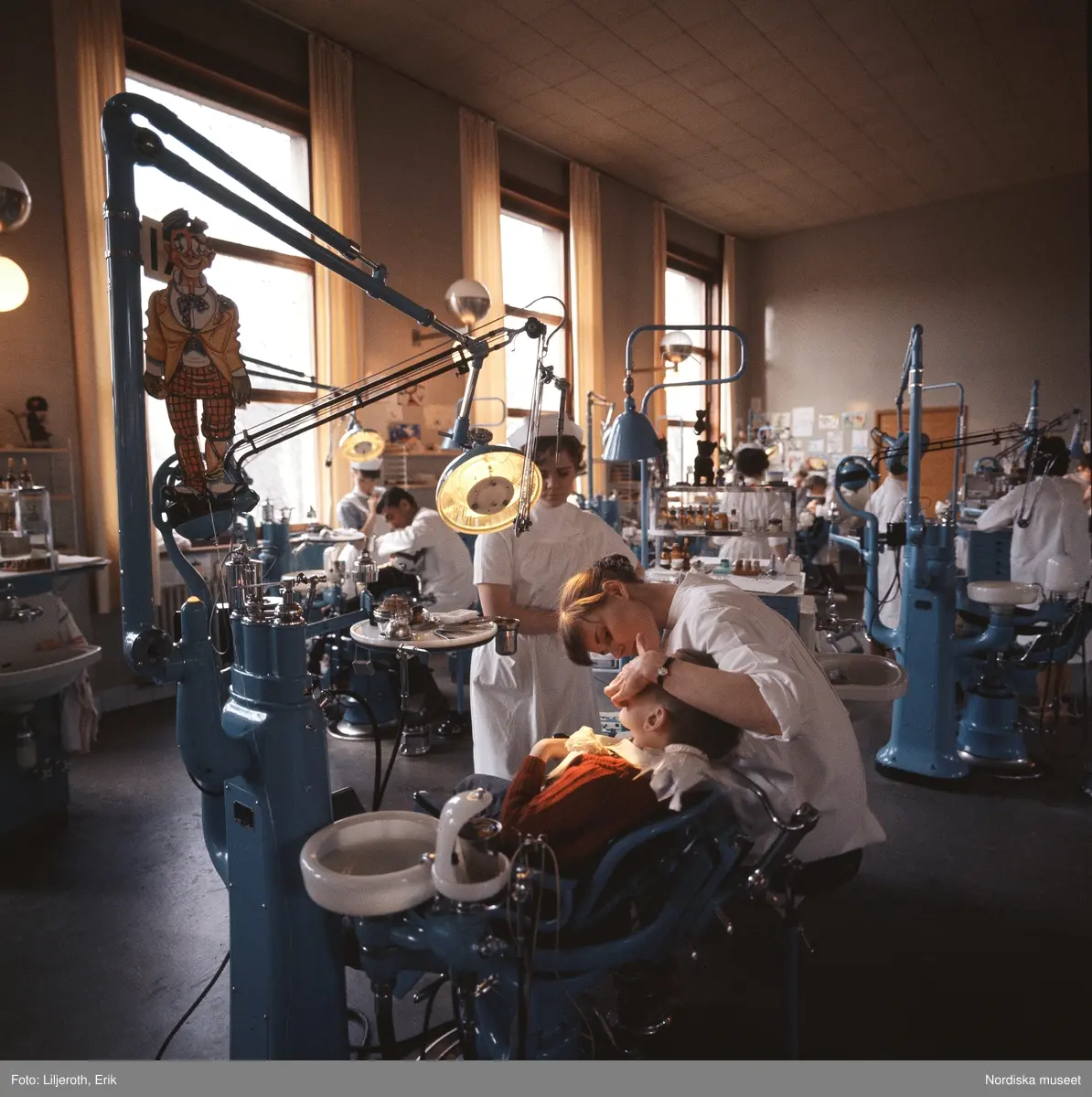 &rdquo;Stockholm&rdquo; . Barntandv&aring;rd. Tandl&auml;kare och tandsk&ouml;terskor med patienter i stor sal.