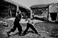 Barn, klær, bygninger.