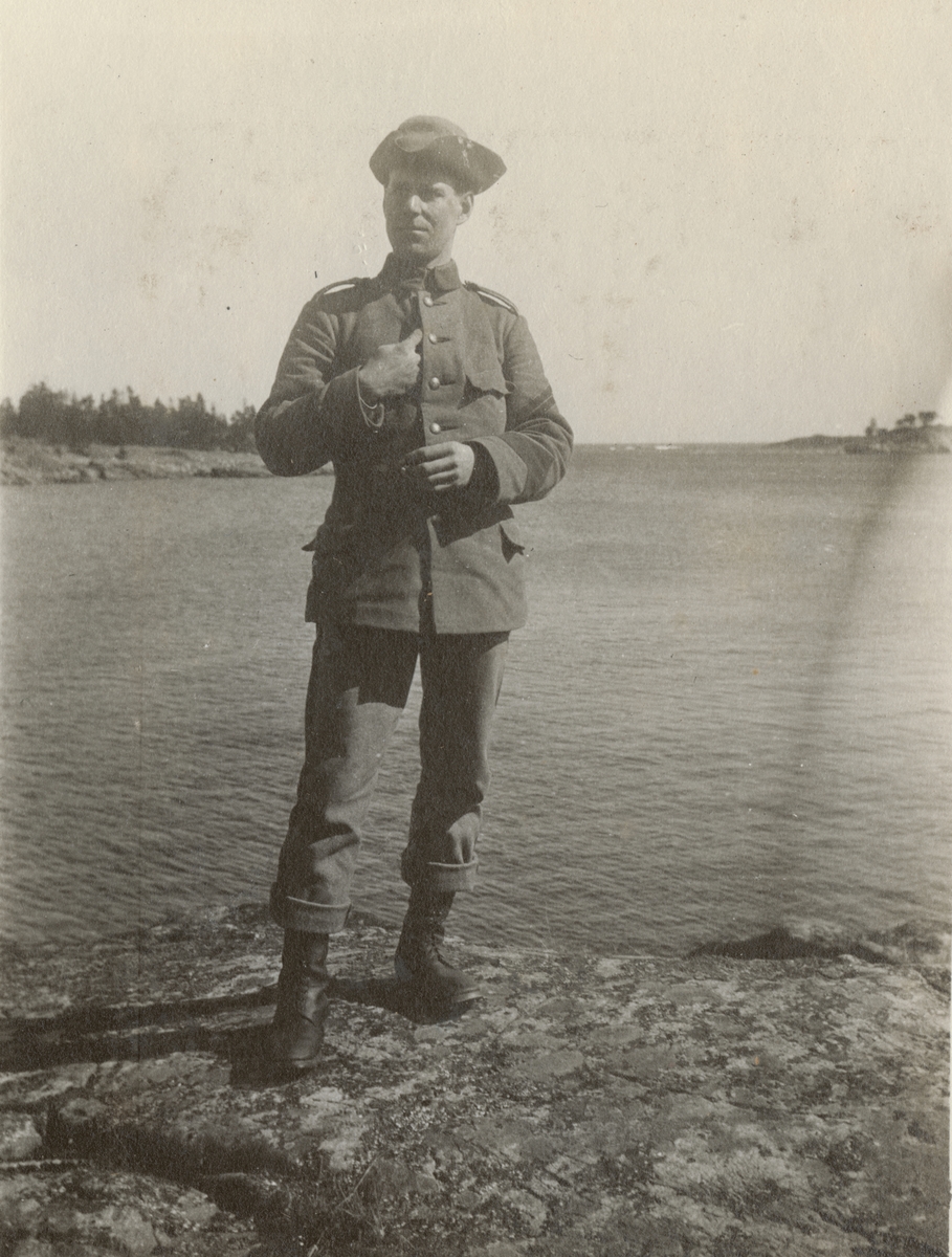 Porträtt av en soldat stående på stranden.