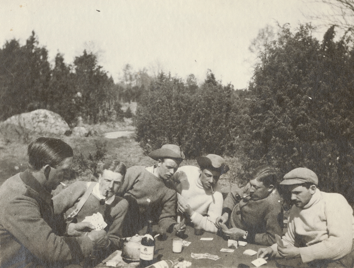 Soldater från Göta livgarde I 2 spenderar fritiden med att spela kort ute i naturen.