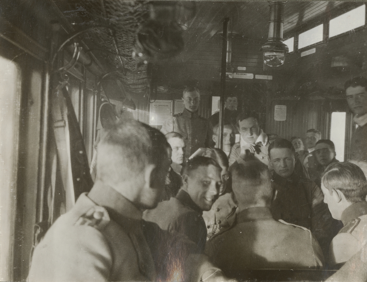 En grupp soldater i tågvagn.