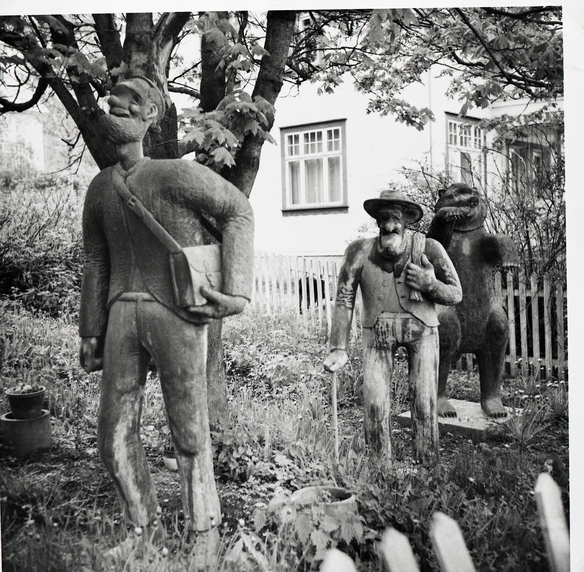 Betongfigurer i hagen hos Bekkelien, Raufoss